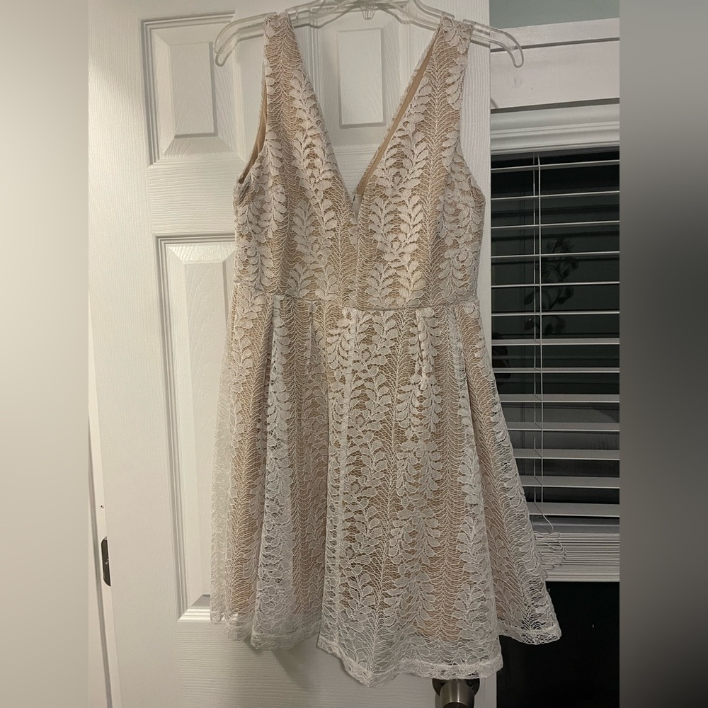 Lulu’s white lace dress